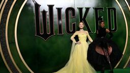 La cantante estadounidense Ariana Grande y la actriz nigeriano-británica Cynthia Erivo posan a su llegada al estreno en Reino Unido de la película Wicked en el Royal Festival Hall en el centro de Londres el 18 de noviembre de 2024.