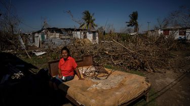 Mari Carmen Zambrano posa en su cama rota y mojada mientras la seca afuera de su casa que perdió el techo por el huracán Ian en La Coloma, en la provincia de Pinar del Río, Cuba, el miércoles 5 de octubre de 2022.