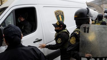 Cuerpo policial&nbsp; de Perú trasladando a la cuñada de Pedro Castillo al al penal de mujeres de Chorrillos.