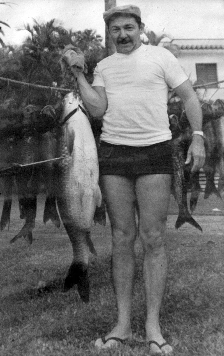 Fotografía tomada en la década de 1970 de Raúl Castro posando durante un día de pesca en un lugar no revelado de Cuba.&nbsp;