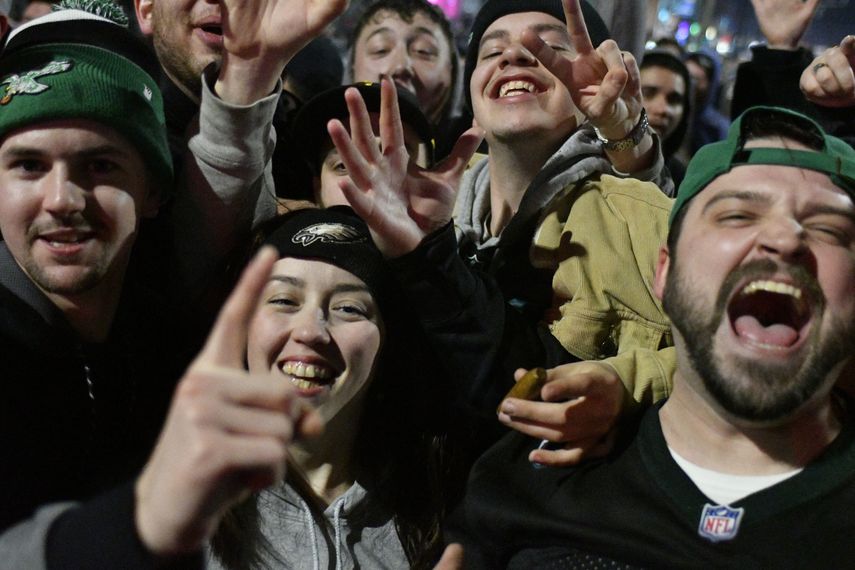 Los fanáticos celebran el tan anhelado triunfo de su equipo&nbsp;Philadelphia Eagles.