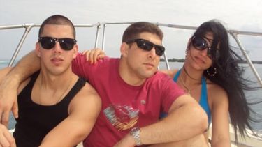 Jorge Javier Rodríguez Cabrera junto al nieto de Raúl Castro, Raúl Guillermo Rodríguez Castro, apodado “El Cangrejo”, en una embarcación durante un viaje de placer.