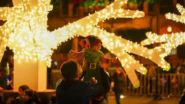 La famosa plaza de la capital mexicana fue decorada con un espectáculo de luces, nieve artificial y artistas locales actuando en el escenario para Navidad. La alcaldía de Ciudad de México canceló los festejos masivos de fin de año, entre ellos un concierto multitudinario.