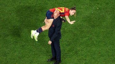 Esta fotografía tomada el 20 de agosto de 2023 muestra al presidente de la Real Federación Española de Fútbol, Luis Rubiales, cargando a la española Athenea del Castillo Beivide en su hombro mientras celebran la victoria en la final de la Copa Mundial Femenina de Australia y Nueva Zelanda 2023 entre España e Inglaterra en el Estadio Australia. En Sydney. &nbsp;