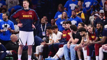Nikola Jokic #15 y los titulares de los Denver Nuggets observan desde la banca durante el último cuarto de un partido contra el Oklahoma City Thunder en el séptimo partido de la segunda ronda de los playoffs de la NBA de la Conferencia Oeste en el Paycom Center el 18 de mayo de 2025 en Oklahoma City, Oklahoma