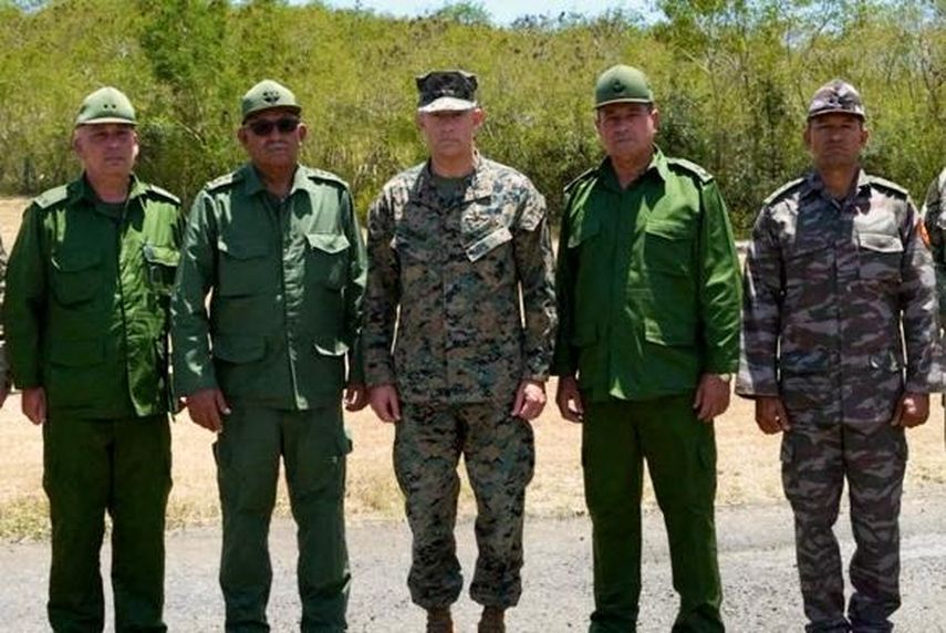 Esta foto, publicada en la cuenta X del Comando Sur de los Estados Unidos (SOUTHCOM) el 29 de mayo de 2026, muestra al Comandante del SOUTHCOM, General Francis L. Donovan (C), al Jefe del Estado Mayor y Primer Viceministro de las Fuerzas Armadas Revolucionarias de Cuba (MINFAR), General Roberto Legra Sotolongo (2.º/I) y a otros oficiales militares cubanos, durante su reunión en el perímetro de la Estación Naval de los Estados Unidos en la Bahía de Guantánamo, Cuba, el 29 de mayo de 2026.