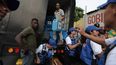 Personal de la Cruz Roja distribuye ayuda humanitaria en Venezuela.