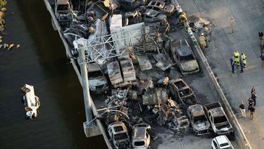 &nbsp;En esta foto aérea, se observan socorristas cerca de los restos del accidente tras un choque múltiple en la I-55 en Manchac, Luisiana, 23 de octubre de 2023.