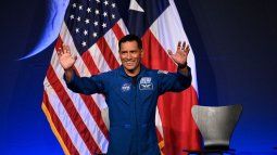 El astronauta de la NASA y especialista de misión Frank Rubio saluda durante una conferencia de prensa en la que se anunció la tripulación de la misión Artemis III en el Centro Espacial Johnson de la NASA, en Houston, Texas, el 9 de junio de 2026. El astronauta de la NASA y especialista de misión Frank Rubio saluda durante una conferencia de prensa en la que se anunció la tripulación de la misión Artemis III en el Centro Espacial Johnson de la NASA, en Houston, Texas, el 9 de junio de 2026.