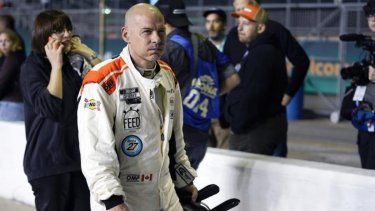 Jacques Villeneuve camina hacia su vehículo para una prueba clasificatoria en el NASCAR Daytona 500, el 16 de febrero de 2022.&nbsp;