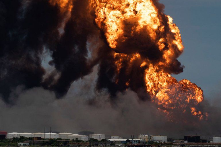 Enormes columnas de fuego amenazan otros tanques de petróleo en la Base de Supertanqueros de Matanzas.