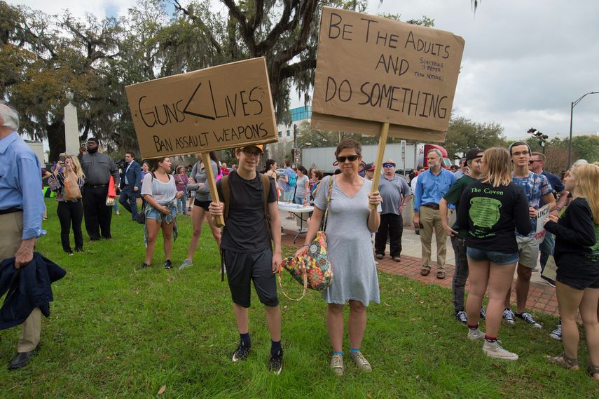 Manifestantes protestan ante el Congreso de Florida en&nbsp;Tallahassee.