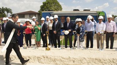 Padre Rolando Cabrera bendiciendo la tierra.&nbsp;