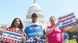 Varios hispanos se manifiestan frente al Congreso de Washington para solicitar a los congresistas que la reforma migratoria sea aprobada. (America’s Voice)