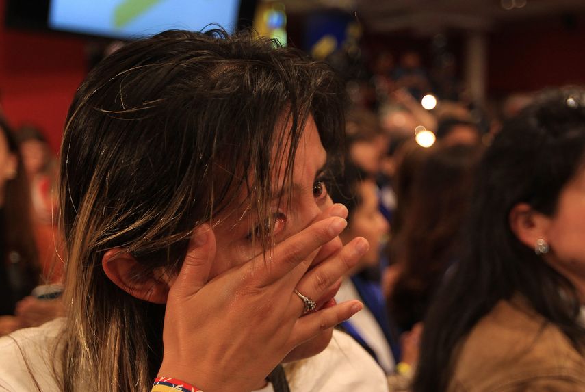 Los partidarios del Si lloran luego de conocer que el triunfo del No es irreversible&nbsp;