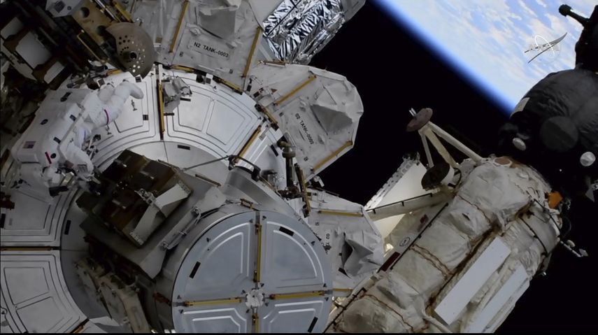 Foto distribuida por la NASA en la que aparece la astronauta estadounidense Kate Rubins durante una caminata espacial fuera de la Estación Espacial Internacional el viernes 5 de marzo de 2021.&nbsp;