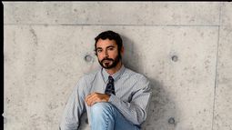 El diseñador Dario Vitale ha sido nombrado este miércoles nuevo director creativo de Emporio Armani y Giorgio Armani Accessories, con lo que se convierte en el primer ejecutivo en ocupar este puesto fuera de la familia del afamado modisto italiano, según un comunicado de la firma recogido en medios locales.&nbsp;