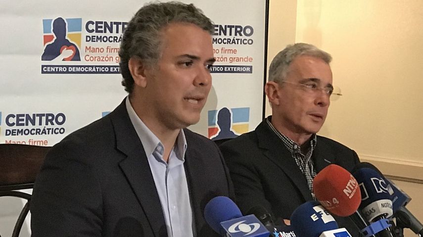 De izquierda a derecha, el candidato presidencial Iván Duque y el expresidente colombiano Álvaro Uribe