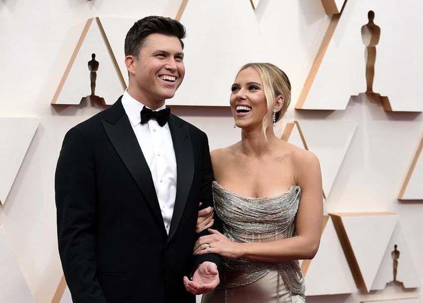 Colin Jost y Scarlett Johansson llegan a la ceremonia de los premios Oscar el 9 de febrero de 2020 en Los Ángeles. La pareja, que una vez hizo parodias de comedia en “Saturday Night Live”, se reúne en la pantalla para un comercial de Alexa para el Super Bowl.&nbsp;