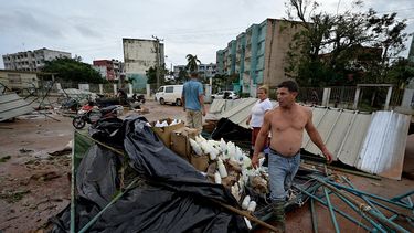 Los residentes recuperan sus productos en un mercado de agricultores después de que fuera destruido por el huracán Rafael en Artemisa, Cuba, el 7 de noviembre de 2024.&nbsp;