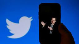 La pantalla de un teléfono muestra una foto de Elon Musk con el logo de Twitter.