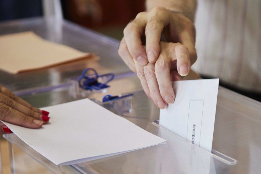 Un voto para el Congreso de los Diputados , a 23 de julio de 2023, en Sevilla (España). Los españoles están llamados hoy, 23 de julio de 2023, para elegir a sus representantes para los próximos cuatro años. 