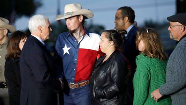 En la visita, Pence estuvo acompañado de su esposa Karen.