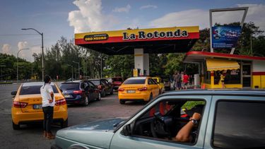 Conductores cubanos esperan su turno para repostar sus vehículos en una gasolinera en La Habana, Cuba.