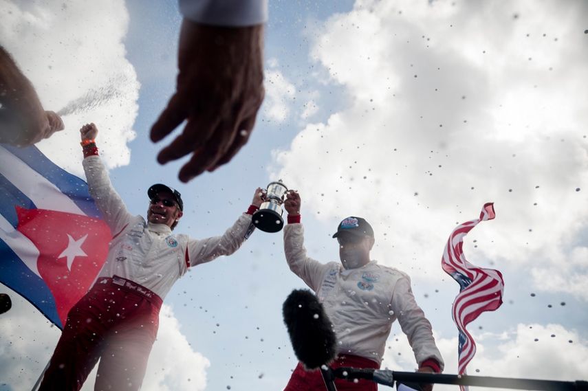 Los pilotos estadounidenses de lanchas rápidas Nigel Hook y Jay Johnson celebran su nuevo récord mundial a su llegada a La Habana.
