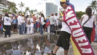 Venezolanos participan en una concentración en Miami.