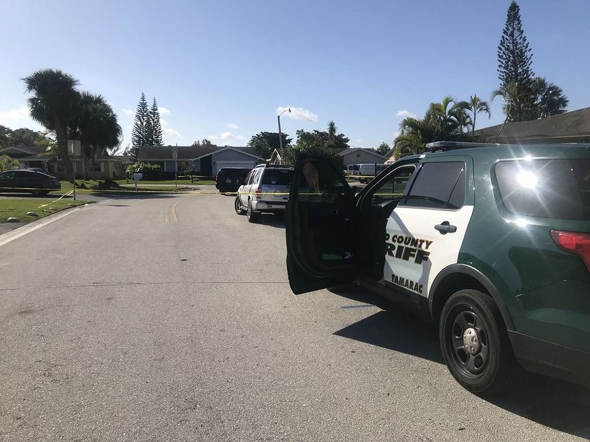 El hombre se acercó al ladrón para evitar que robara su vehículo.