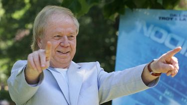 En esta foto de archivo tomada el 31 de mayo de 2006, el director de cine alemán Wolfgang Petersen posa durante una sesión de fotos para presentar Poseidón, en Roma.