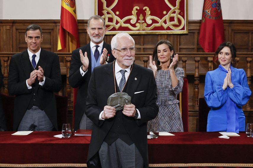 El escritor español Luis Mateo Díez posa después de recibir el Premio Miguel de Cervantes de Literatura Hispánica mientras el presidente Pedro Sánchez, el Rey Felipe VI, la Reina Letizia y la Presidenta de la Comunidad de Madrid, Isabel Díaz Ayuso, aplauden durante una ceremonia en la Universidad de Alcalá de Henares en Alcalá de Henares el 23 de abril de 2024.