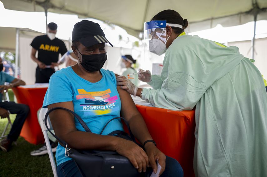 La trabajadora de salud Valerie Fraguada vacuna a Irene Andino con una dosis de Pfizer contra el COVID-19 en Carolina, Puerto Rico. &nbsp;