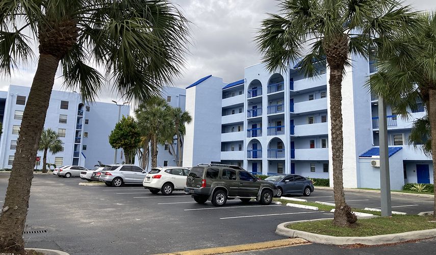 Vista parcial de un edificio de condominios, en Fontainebleau, Miami-Dade, Florida.