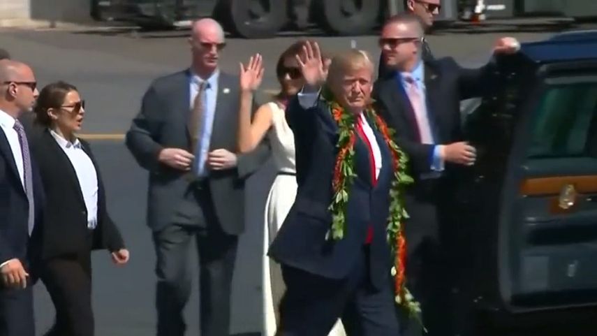 El presidente Donald Trump saluda a los presentes durante su visita a Hawaii, en una escala que lo lleva a Japón para iniciar su primera gira por Asia.