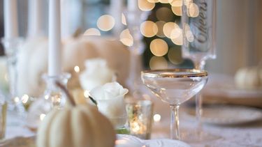 Mesa lista para celebración de Acción de Gracias