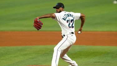 El abridor de los Marlins de Miami Sandy Alcántara trabaja en el séptimo inning del partido ante los Padres de San Diego, el lunes 15 de agosto de 2022, en Miami.&nbsp;