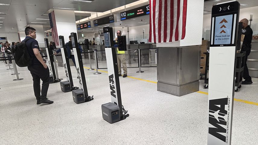 Vista parcial del servicio de control automatizado de pasaportes en Aeopuerto Internacional de Miami.