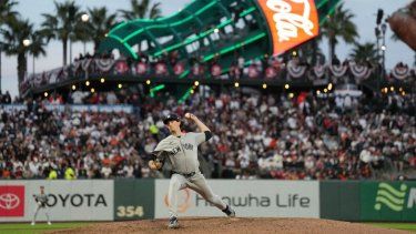 Max Fried #54 de los Yankees de Nueva York lanza contra los Gigantes de San Francisco durante la séptima entrada en el Día Inaugural en el Oracle Park el 25 de marzo de 2026 en San Francisco, California.