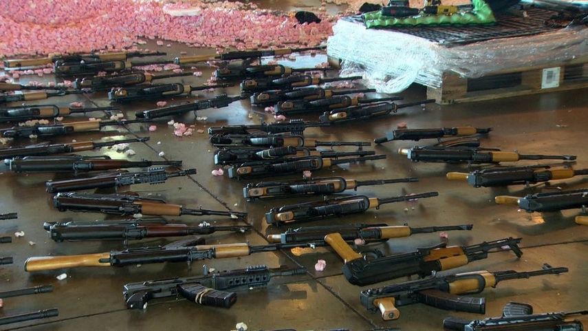 A la organización dirigida por Frederik Barbieri se atribuyó a fines de 2017 la intención de introducir en Brasil un cargamento de 60 fusiles automáticos incautados en almacenes del aeropuerto internacional de Río de Janeiro.