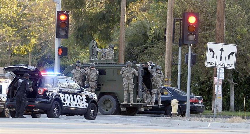  Miembros del SWAT llegan al lugar donde fueron detenidos los presuntos sospechosos del tiroteo.(EFE)