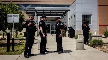 Los oficiales se mantienen de guardia fuera de la cárcel del condado de Boulder el 5 de junio de 2025, antes de una audiencia judicial para Mohamed Sabry Soliman, sospechoso del ataque con cócteles Molotov el 1 de junio a una manifestación judía en Boulder, Colorado, en apoyo a los secuestrados del grupo terrorista Hamàs.