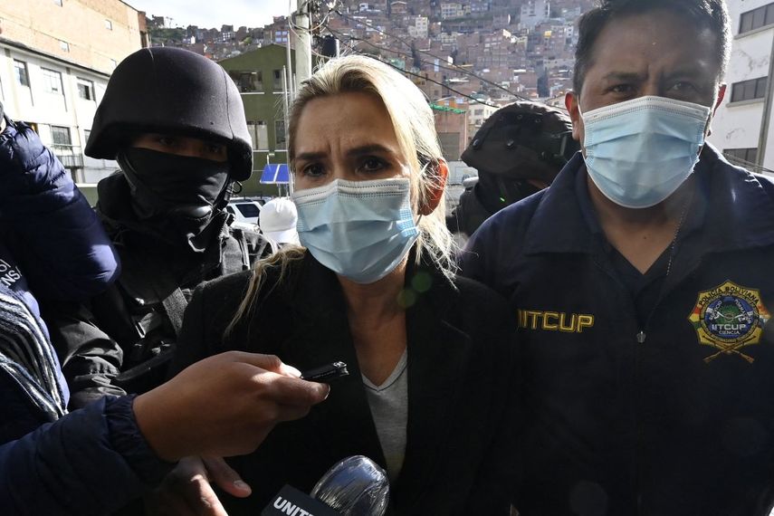 La expresidente de Bolivia, Jeanine Áñez, bajo custodia policial.