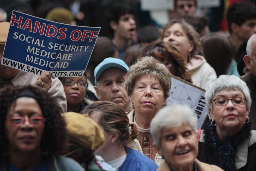 Manifestantes, entre ellos muchos ciudadanos mayores, protestan contra los recortes a los programas federales de seguridad social, incluidos el Seguro Social, Medicare y Medicaid, el 7 de noviembre de 2011 en Chicago, Illinois. Unos 40 de los manifestantes fueron arrestados, citados y liberados después de que bloquearon una intersección del centro y rechazaron las órdenes de la policía de moverse. 