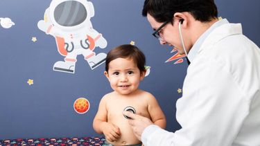 Los pediatras siguen en su pedestal pero los investigadores reconocen que la inteligencia artificial puede mejorar en ese campo