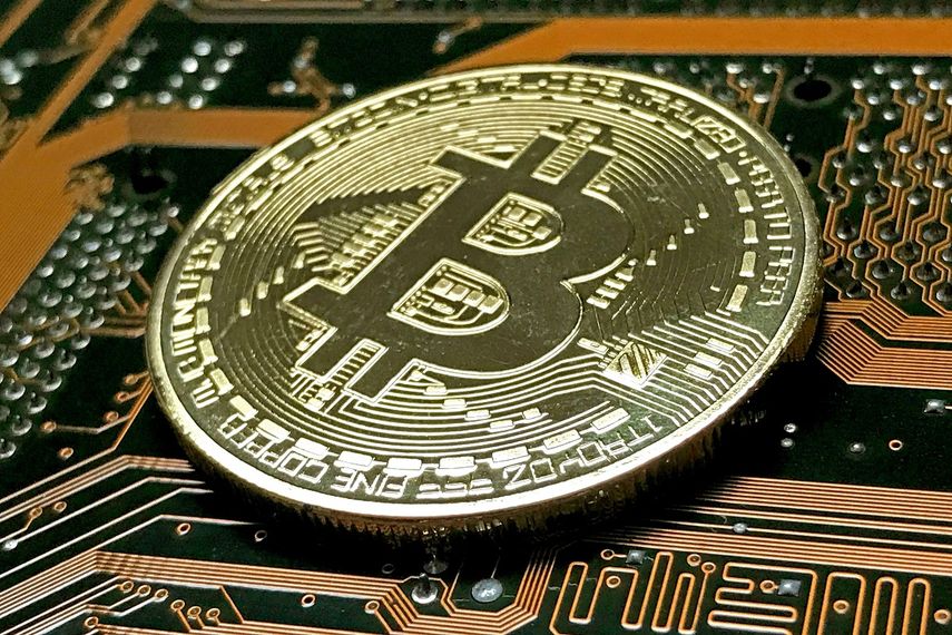 Imagen de archivo de una moneda simbólica de bitcóin, la divisa virtual.&nbsp;