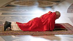 El papa Francisco se tumba en el suelo con motivo de la celebración de la Pasión de Cristo durante el Viernes Santo, en la basílica de San Pedro. (EFE)