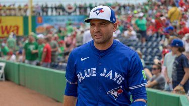 Joey Votto, de los Azulejos de Toronto, camina a la cueva antes de un juego de pretemporada ante los Filis de Filadelfia, el 17 de marzo de 2024, en Clearwater, Florida&nbsp;