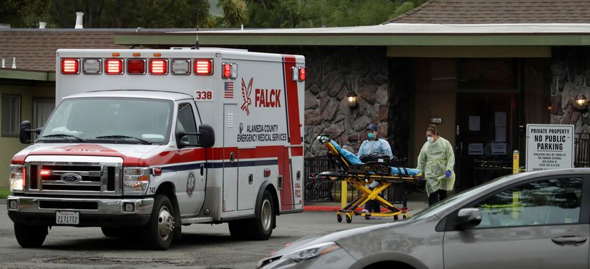 Foto tomada el 9 de abril de 2020 de una ambulancia atendiendo a una persona enferma en el Gateway Care and Rehabilitation Center en Hayward, California.&nbsp;
